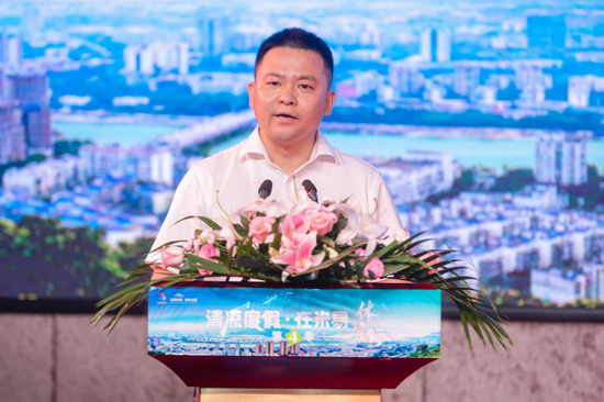 中共米易县委副书记,县人民政府副县长,代理县长代坤宏在活动中致辞