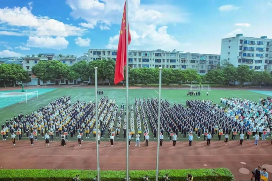 感恩明志用汗水浇灌梦想花园成都市洛带中学举行2021年秋季开学典礼