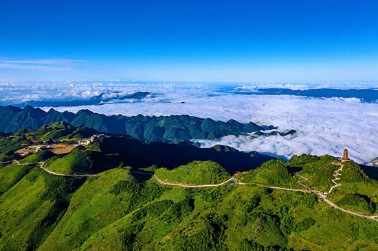 巴山大峡谷罗盘云海 （王利 向海涛 摄）