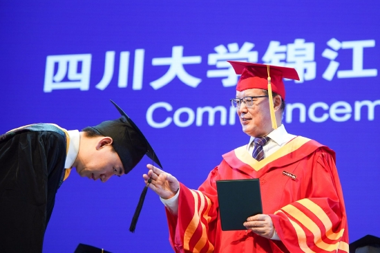 晏校长为同学们颁授证书、拨穗正冠 阚杰 摄