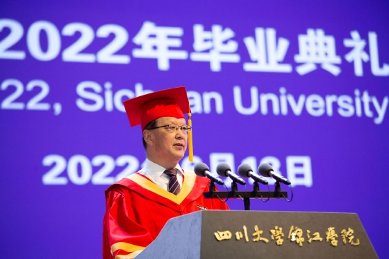 晏世经校长在典礼上作热情洋溢的讲话 张雪葳 摄