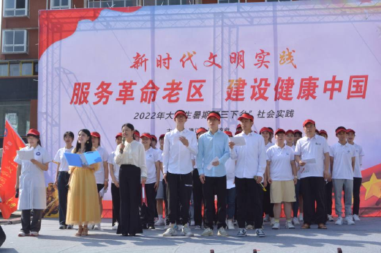 实践团表演压轴节目:集体诗朗诵《我把通江邮寄给你》、大合唱《我和我的祖国》