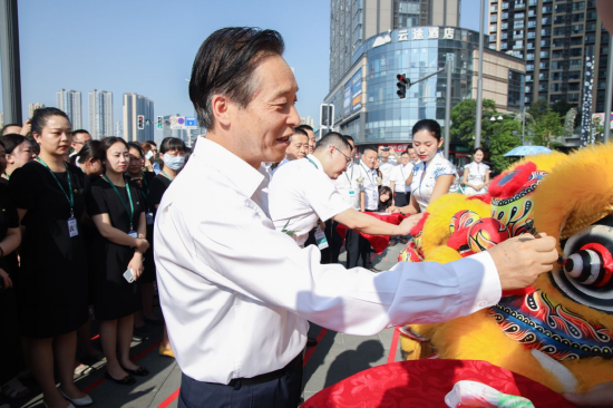 行远自迩再深耕踵事增华齐奋发中国人寿成都市分公司乔迁新址