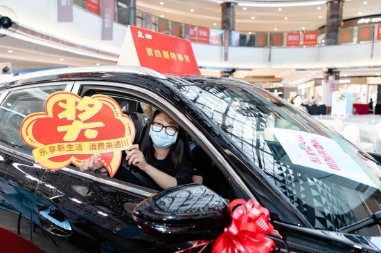 秦女士坐上屬于自己的紅旗汽車