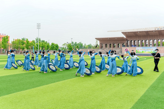 学生们在运动场表演