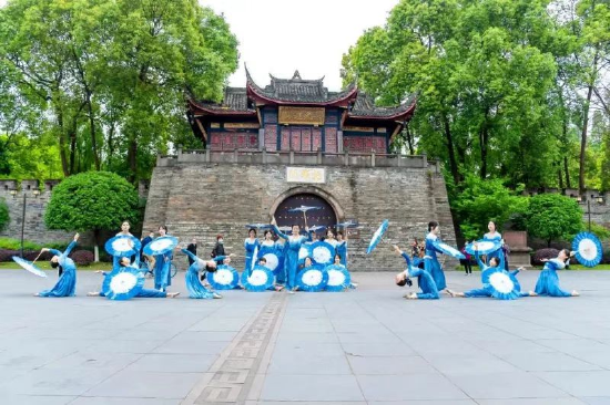 学生们在杨升庵故居桂湖公园表演