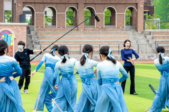 王紫霜老师指导学生们表演扎染舞