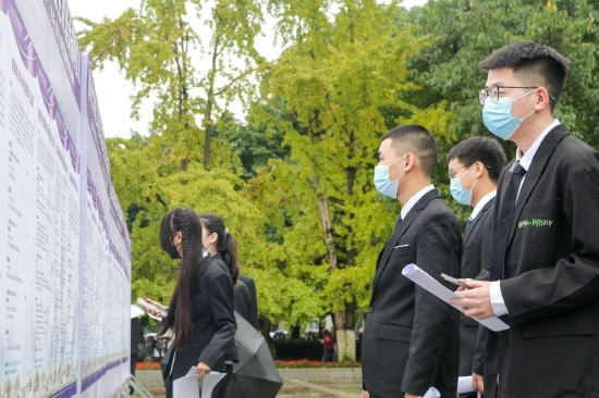 学校举行2023届毕业生校园双选会 凌婧 摄