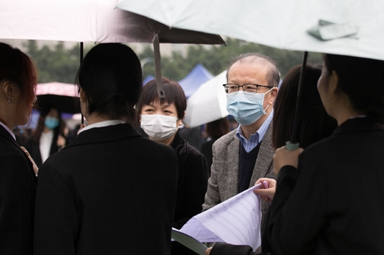 晏世经校长、林红书记等校领导与毕业生交流 母海燕 摄