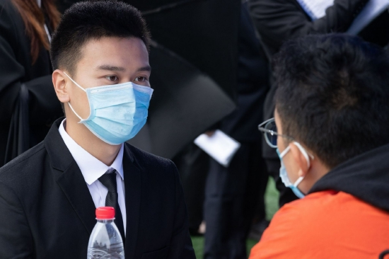 毕业生与招聘人员现场交流 新闻中心记者 唐冬 摄