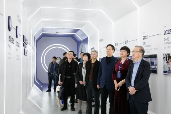 晏世經校長一行參觀數之聯企業展廳