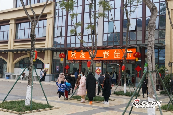 食堂还老师们准备了丰盛的“团年饭”