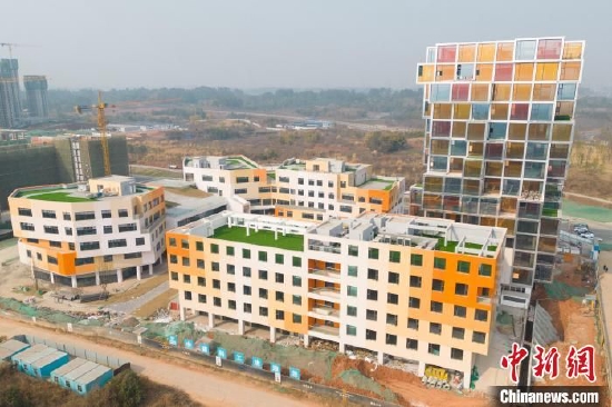 成都一在建高楼用五彩玻璃打造“像素盒子”