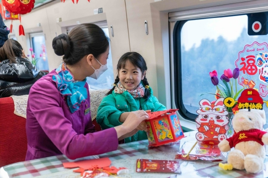 元宵佳节，旅客们在列车上“过年”。成都局集团公司供图