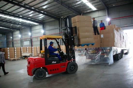 正原微玻纤有限公司工人正在将产品装上运输车销往全国各地