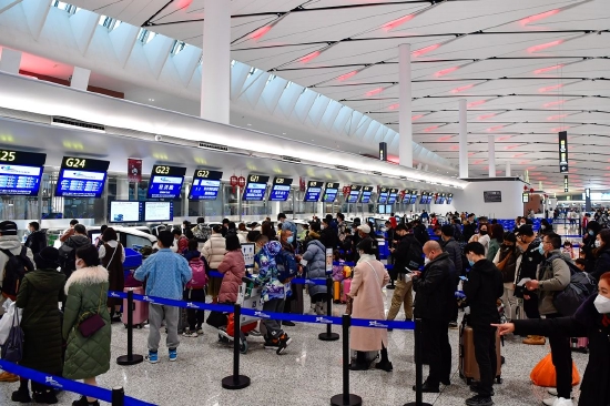 2023年春运，成都航空枢纽旅客吞吐量赶超2019年。四川省机场集团供图