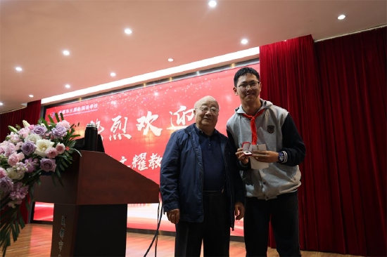 徐文耀教授向三原学生代表赠送中科院院徽