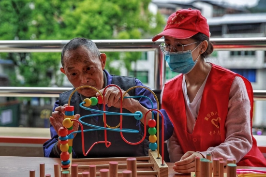 宣漢縣學雷鋒自愿者在東門廣場為市民義務理發