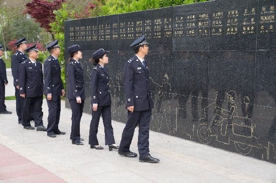 4月4日上午，四川省公安厅在省厅战训基地的公安英烈纪念墙前，举行祭奠公安英烈活动。公安厅供图