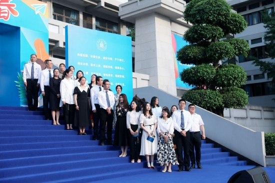 老师在“青春门”旁迎接学生
