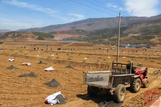 凉山州昭觉县地莫镇二五村，村民正在农田中撒施肥料，准备即将开始的水稻种植。