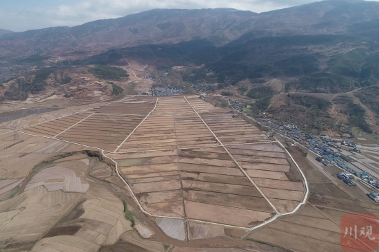航拍昭覺縣高山水稻產業園，農田連成片。 受訪者供圖
