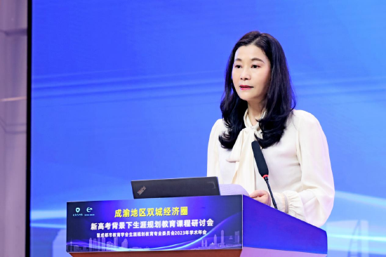 成都市树德中学党委书记、校长胡霞