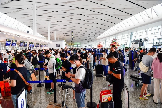成都天府国际机场旅客出行。四川省机场集团 供图