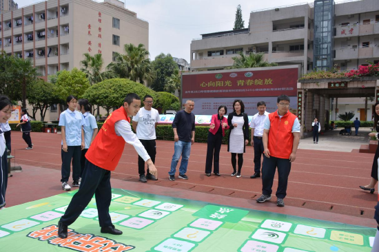 领导与来宾观摩学生参与活动“心理大富翁”
