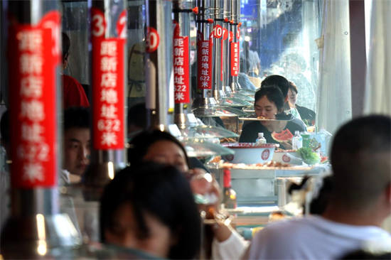 商家对餐饮油烟进行集中抽排并净化,保证卫生的同时也可感受到市井的烟火气