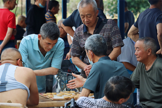 关爱老人中心内,辖区群众正在酣战