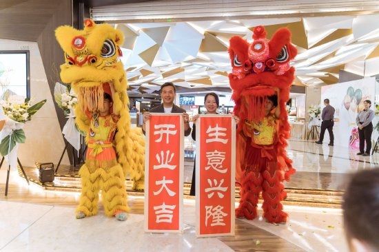 左为英皇电影城(中国内地)总经理李承翰先生,右为英皇电影城成都悠方店店长吴艳女士