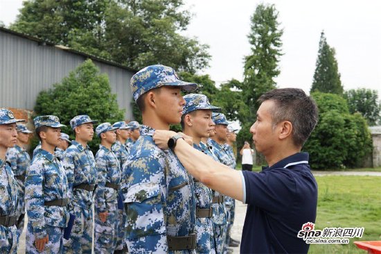 双流区退役军人事务局领导、棠湖中学校领导为海航班2025届全体学生、2026届新生授衔
