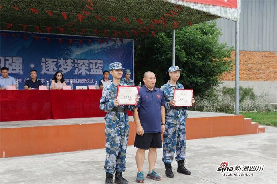 优秀学员李鑫涛(左)和何宗霖(右)