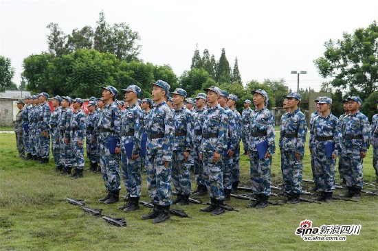 海航班学子合唱《祖国不会忘记》