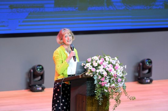 英国圣保罗女子公学校长Sarah Fletcher女士