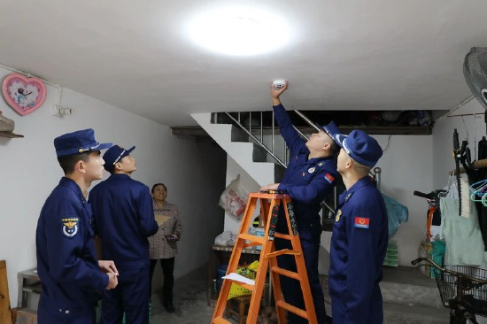 暖心达州大竹消防为重点人群安装独立烟感报警器