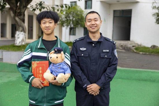 余祥杰与民警合影