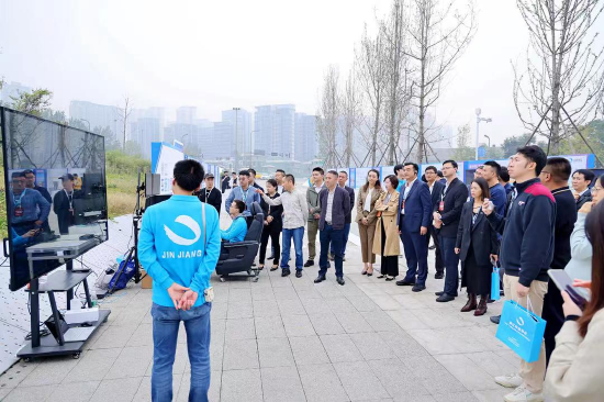 “走进锦江软件园”企业观察团参观锦江车路协同试点建设的”车城网“中心控制平台。