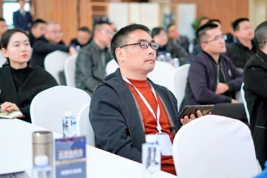 大家专注听讲座