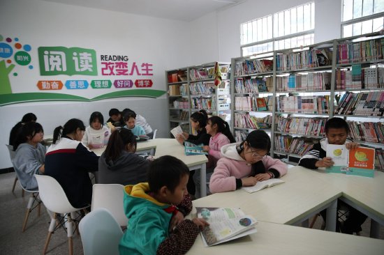留守孩子在图书室阅读