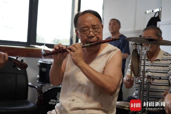 平均年龄超60岁 成都这支盲人乐队用音乐治愈人生