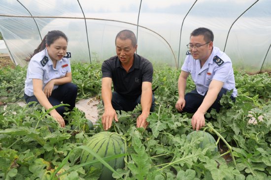 县税务局工作人员深入企业宣讲税收政策