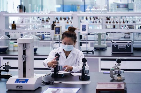 宣汉普光正原微玻纤国际技术中心实验室,工作人员正在做科学研发实验