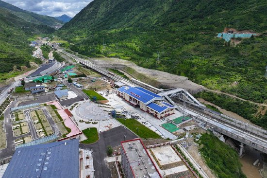 川青鐵路黃龍九寨站。成蘭鐵路公司供圖