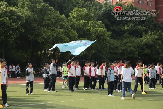 同学们相互鼓励打气