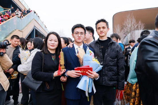 家长们准备的礼物同样饱含深情