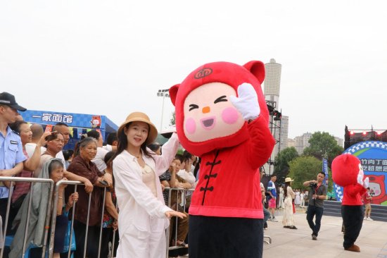 与面宝宝合影(曹芮铭摄)