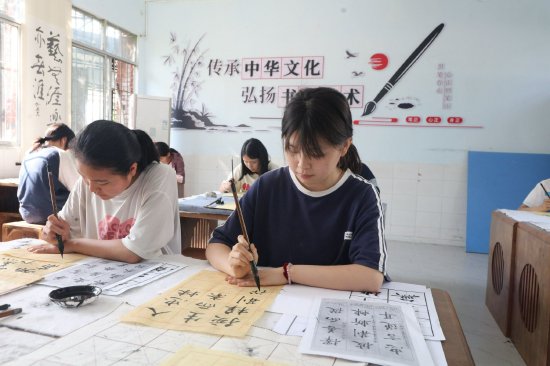 清坪中心校學生們正在開展周末書法課堂