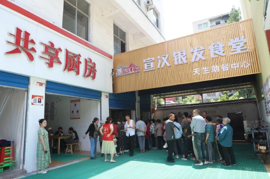 中午時分,宣漢天生鎮仙橋社區銀發食堂群眾們正在排隊用餐